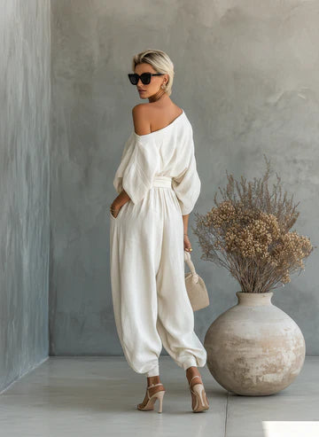 Conjunto de lino con pantalones de hombros descubiertos
